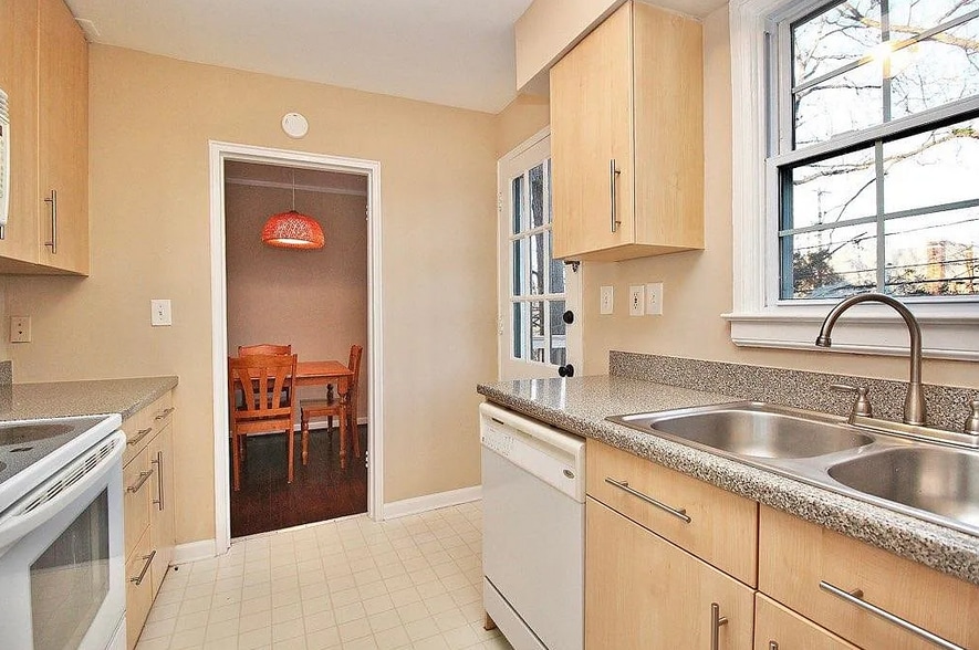 Building Photo - 427 Wakefield Dr