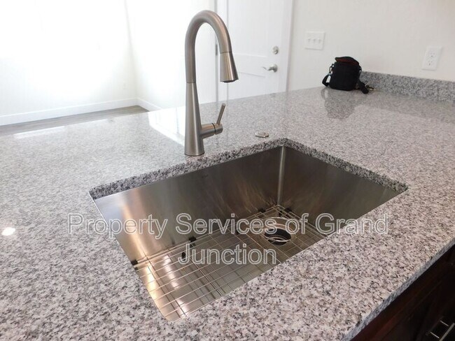 Building Photo - 525 Orchard Ave