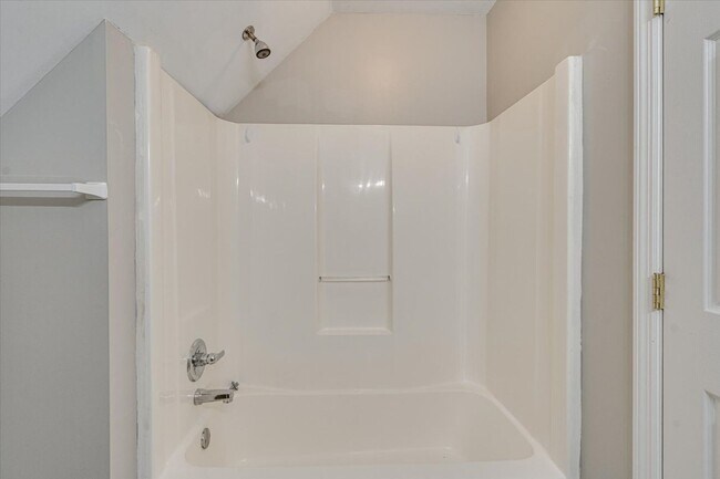 Building Photo - Charming 3-Bed / 2-Bath Home