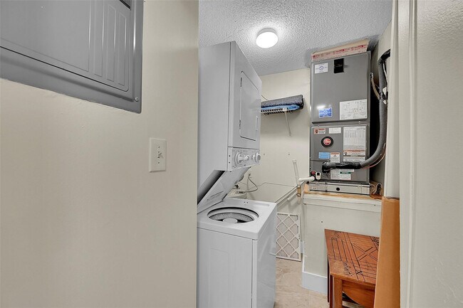 Building Photo - 8415 Forest Hills Dr