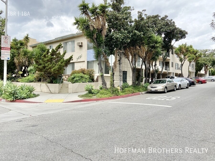 Building Photo - 1155 N Curson Ave