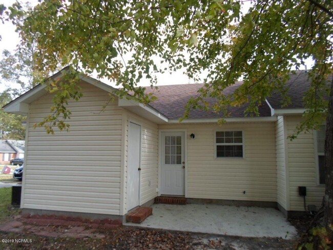 Building Photo - "Charming 2-Bed, 2-Bath Gem with Cozy Comf...