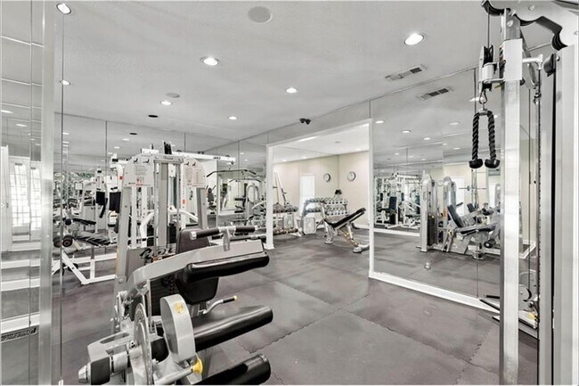 Building Photo - 1308 Pine Heights Dr NE