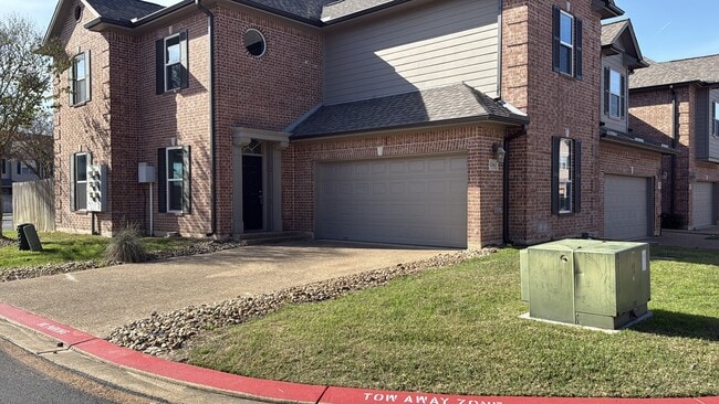 Building Photo - 1425 W Villa Maria Rd