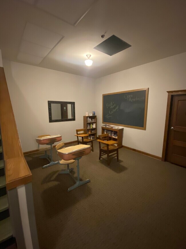 Building Photo - 214 S Kline St