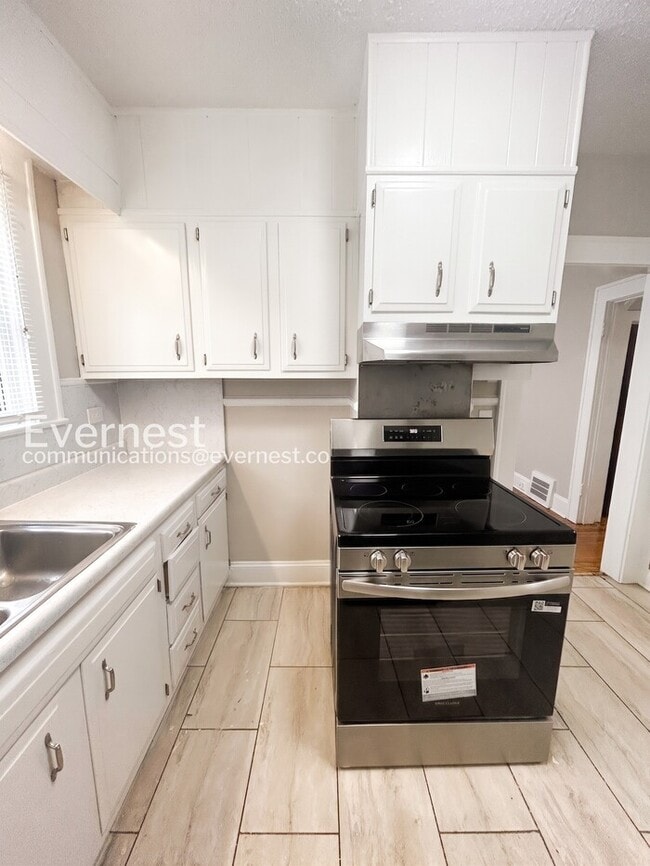 Building Photo - 856 N Cameron Ave