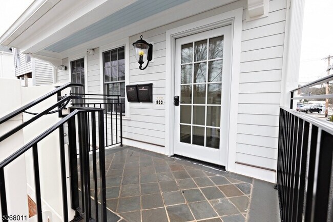 Rear Entry - 119 Washington St