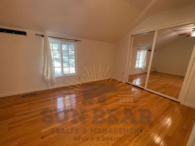 Building Photo - Bright Adorable Home in Incline! Dog Friendly