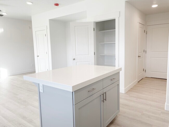 Building Photo - 1599 N 1870 E