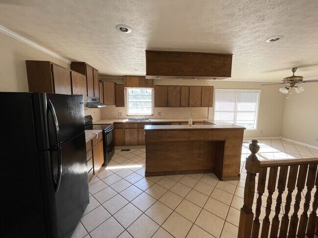 Building Photo - Ozark - Walk Out Basement with Extra Livin...