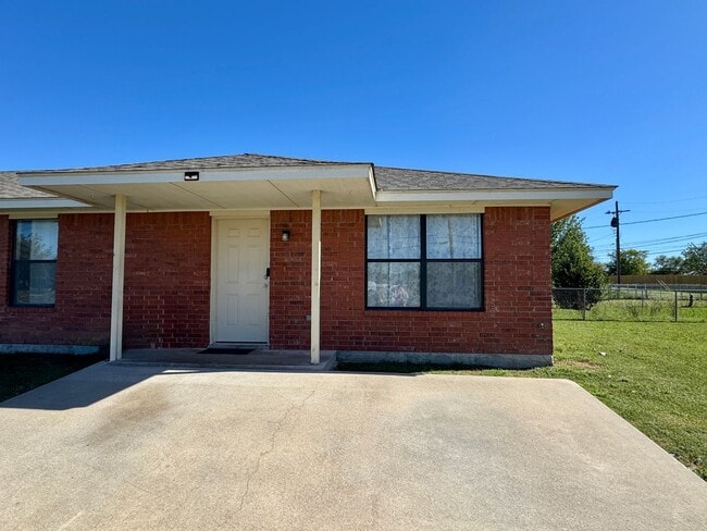 Building Photo - 1916 SW E Ave, Unit B- NOW AVAILABLE!