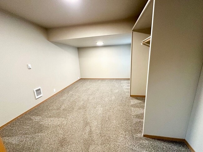 Building Photo - Updated Townhouse in Ellenbsurg