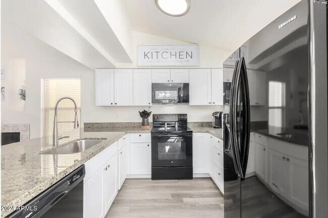 Building Photo - 8759 W Grovers Ave