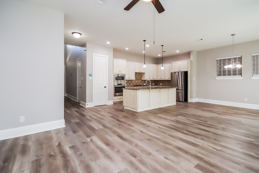 Building Photo - 8840 Ashbloom Ln
