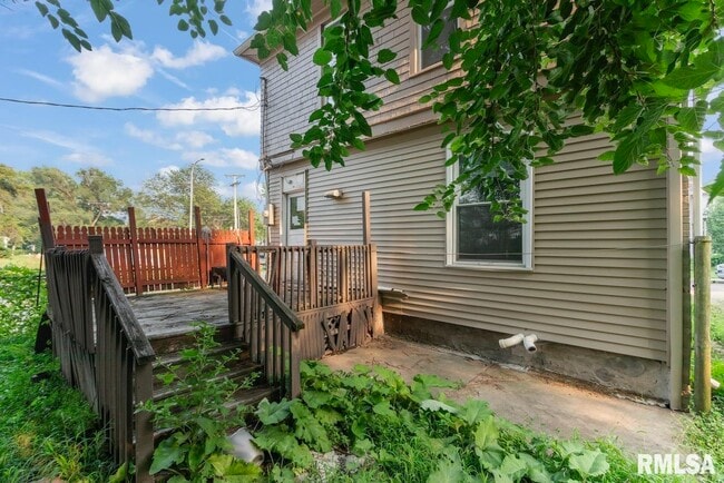 Building Photo - 1301 W Parkside Dr