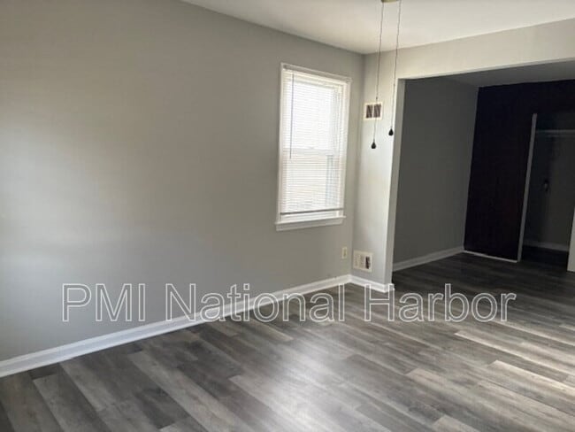 Building Photo - 1235 Chaplin St SE