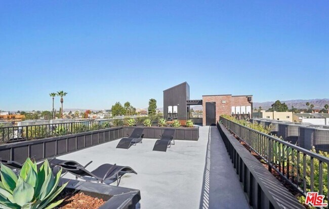 Building Photo - 10806 Blix St