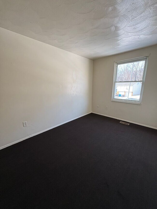 Building Photo - Spacious and charming 4 Bed Home in Convenient West Toledo Location