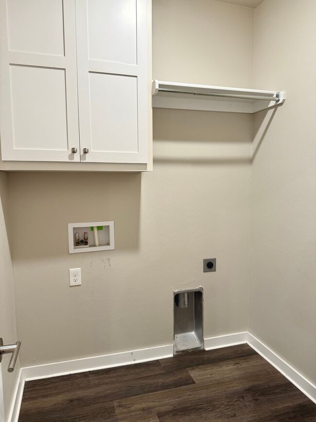 Building Photo - Large 2 Bed, 2 Bath in Beautifully Well-Ma...
