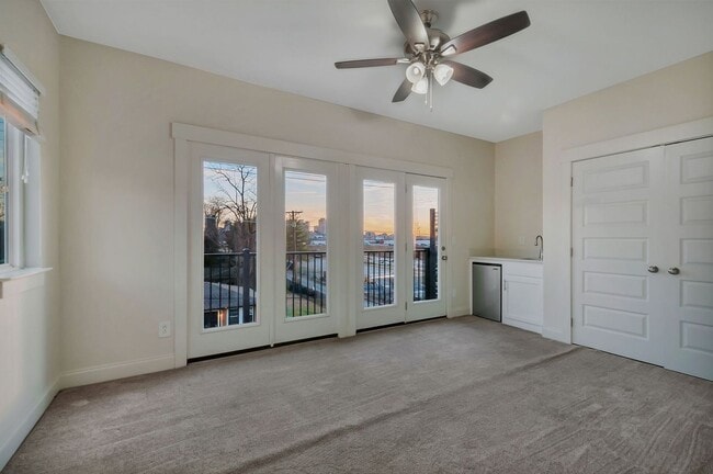 Building Photo - Modern Living in Downtown Nashville!