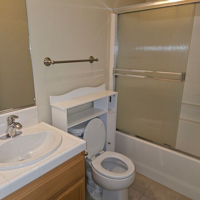 Building Photo - Charming 3 bedroom Duplex Close to Doctors...