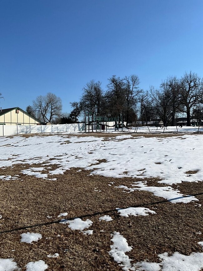 Building Photo - Renovated 3 Bedroom/ 1.5 Bath in Great Neiborhood