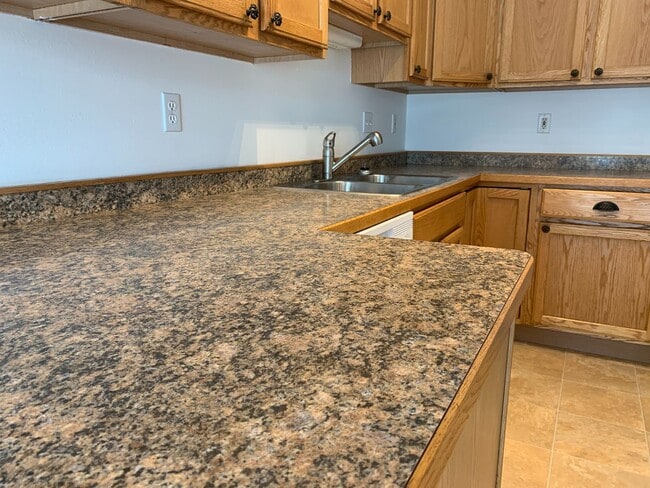 Building Photo - 3 Bedroom Twinhome