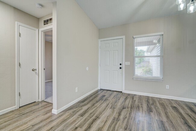 Building Photo - 10425 Aberdeen Dr