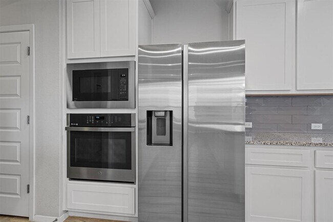 Building Photo - 300 Delta Crst