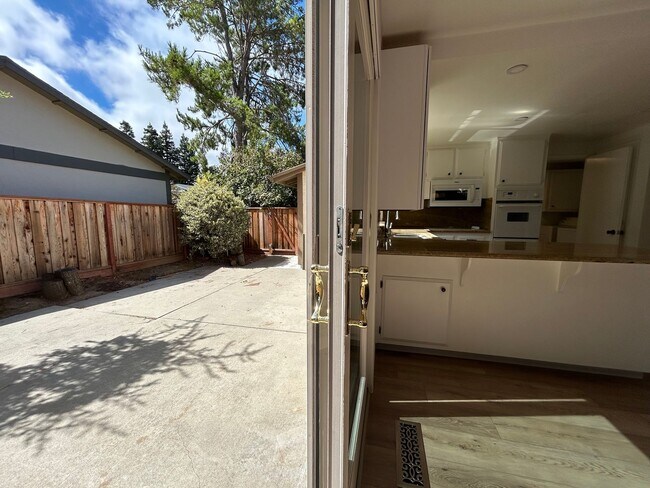 Building Photo - Spacious 4-Bedroom 2.5 Bath Single-Story H...