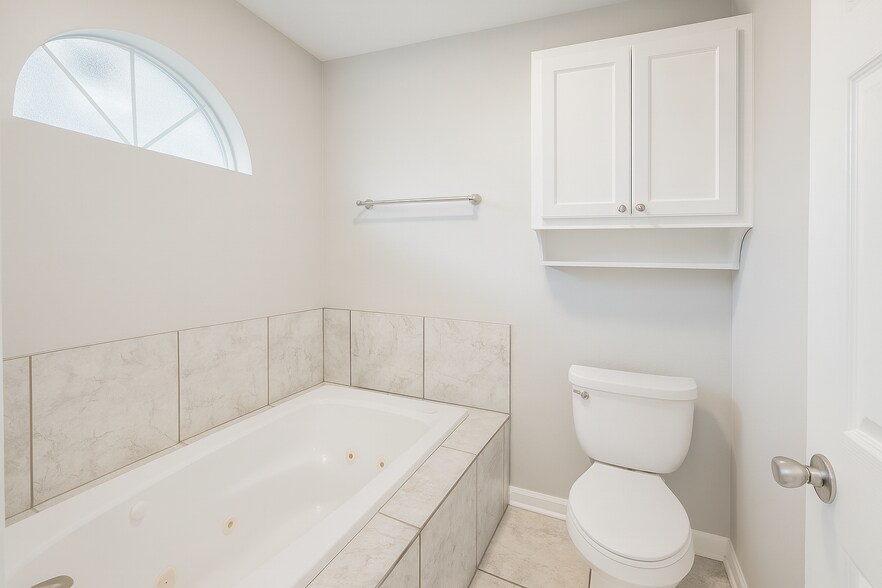 Building Photo - 9644 Meadowdale Dr