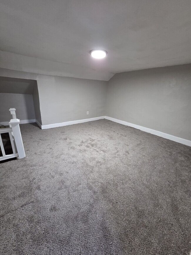 Building Photo - Beautiful, remodeled house come see it