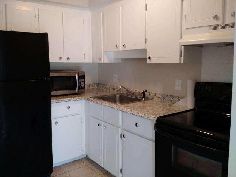 now has a stainless fridge - 915 Edgell Rd