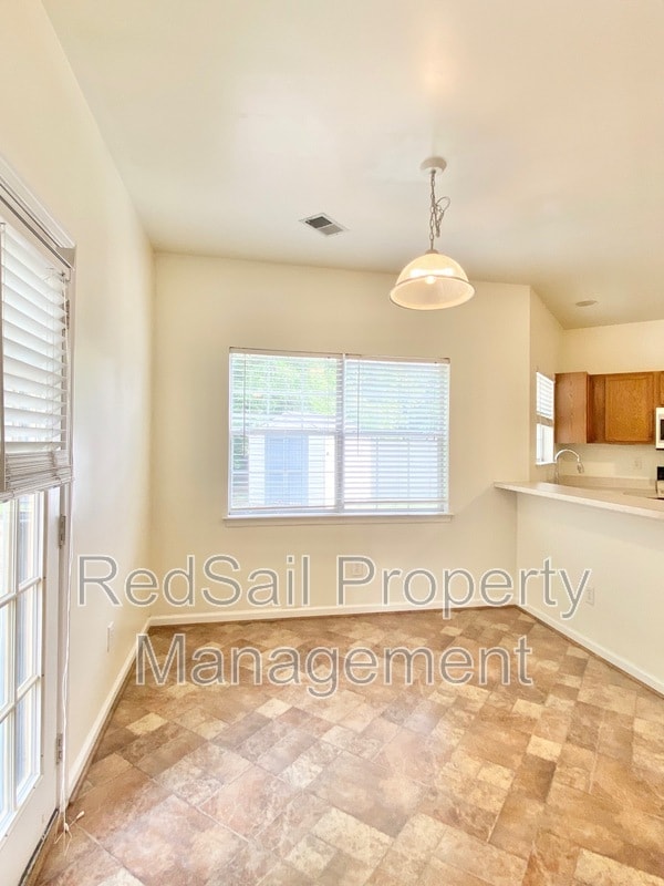 Building Photo - 889 Holbrook Dr