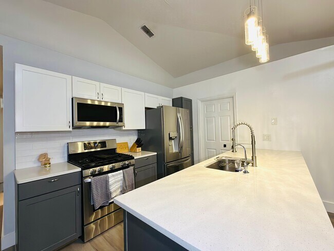 Building Photo - 6921 Long Needle Ct