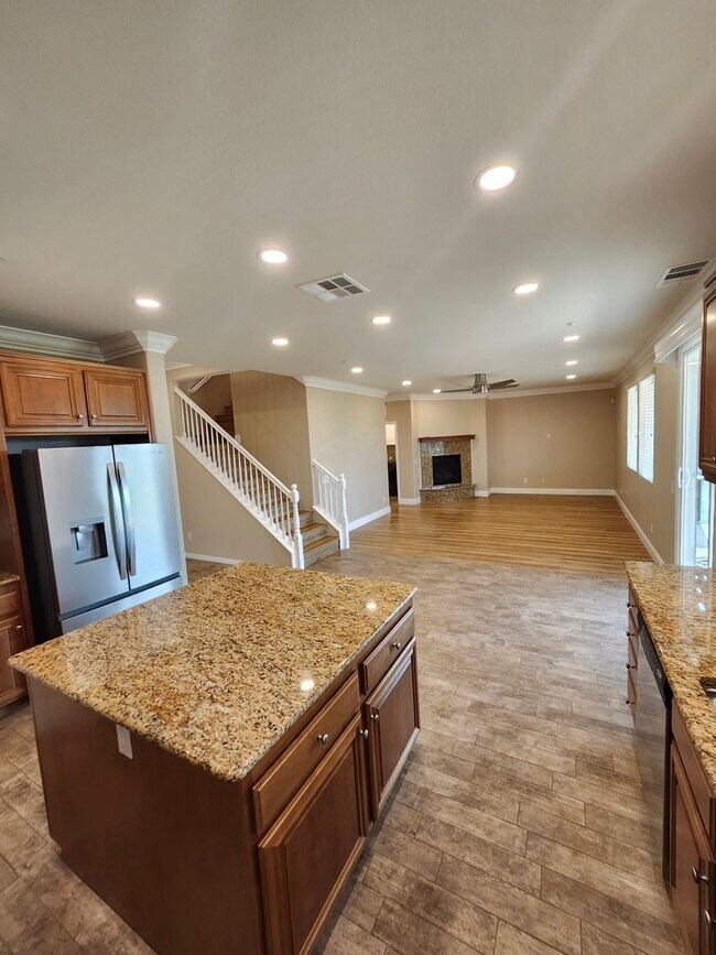 Building Photo - Luxurious 4-Bedroom View Home in Desirable...