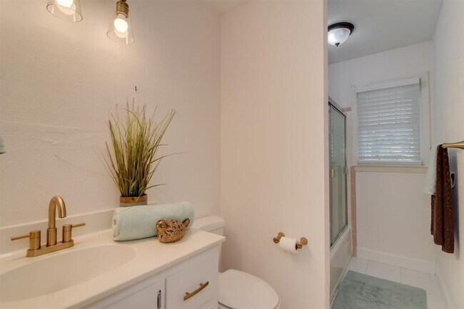 Building Photo - 3649 Lynnwood Dr