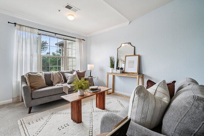 Building Photo - Gorgeous third floor - 1bd/1ba condo