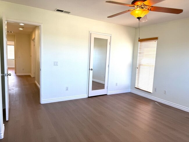 Building Photo - Beautiful 3 Bedroom 2.5 bathroom townhome ...