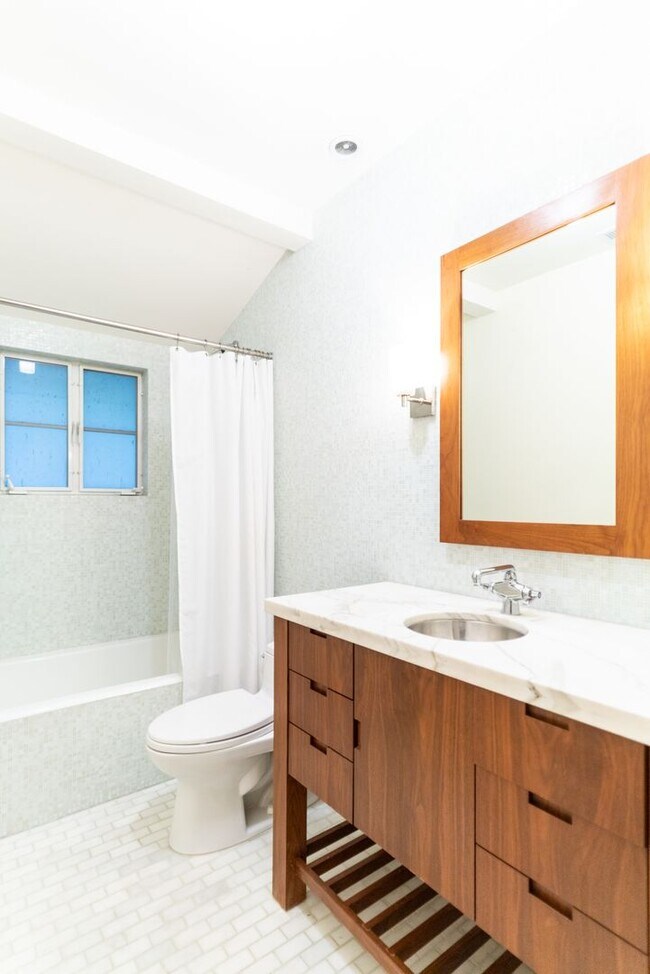Building Photo - Beachwood Canyon 2b2b Home - Intentional F...
