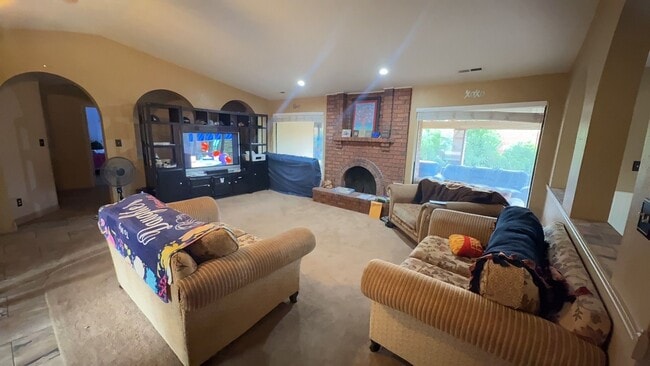 Building Photo - 4 Bed 2.5 Bath Home for Rent