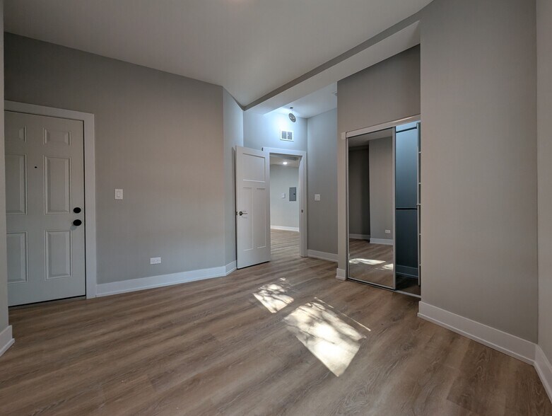 Building Photo - 421 W Belden