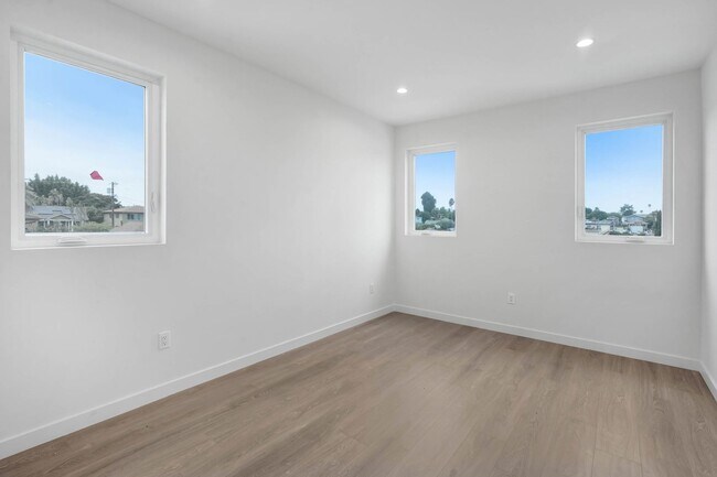 Building Photo - 5 Bedroom / 4 bathroom Fully Detached Townhouse in Echo Park with Private Garage