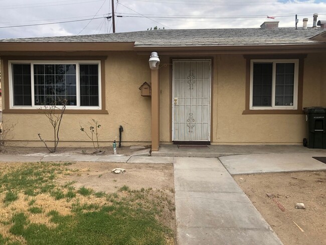 Building Photo - 4 bedroom 2 bathroom Barstow Home!