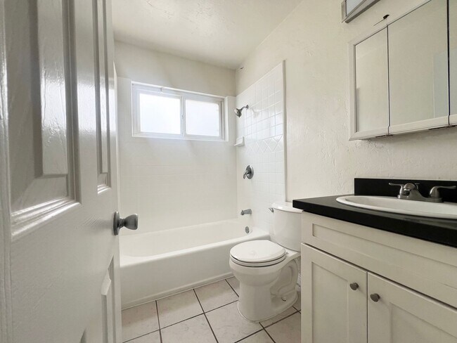 Building Photo - Bright 2 bed 1 bath in Pacific Beach