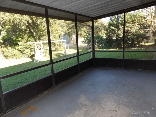 Building Photo - 3 Bedroom 1 bath Call Carole Arcaro Delton...