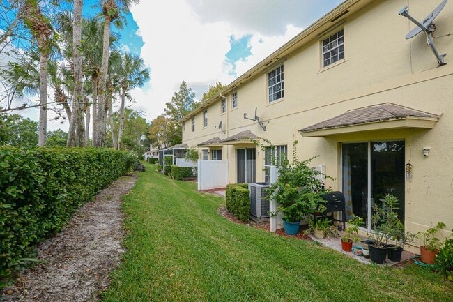 Building Photo - 9949 E Villa Cir