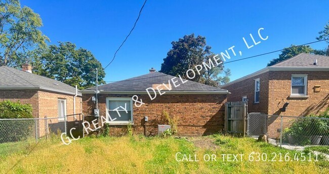 Building Photo - ***2 BDRM - 1 BTH / BRICK RANCH / CENTRAL ...