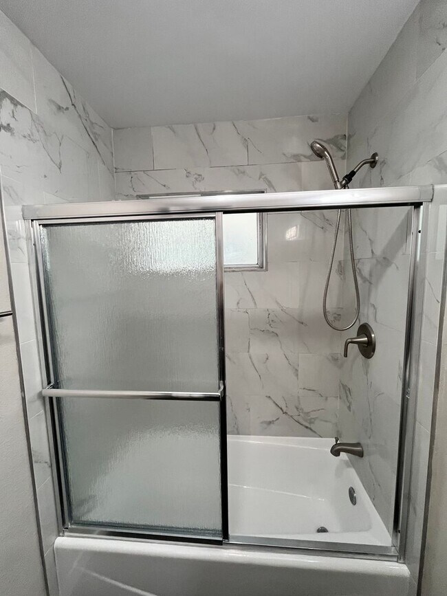 Building Photo - MOVE IN SPECIAL*$500 OFF 2ND MONTHS RENT*SPACIOUS 1 BEDROOM 1 BATH DOWNSTAIRS