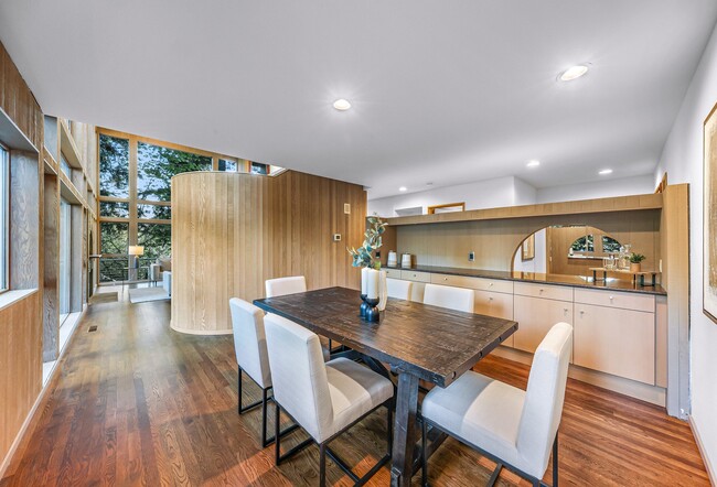 Building Photo - 2261 W Lake Sammamish Pkwy SE